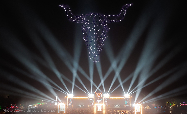 projects_wackenopenair2025_slider_bullshead drone lights create the bull's head above the Wacken stage while beams of light crossing the sky